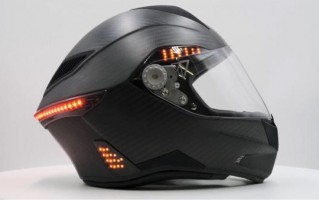 新款VATA7 X1头盔配有与摩托车相匹配的刹车灯