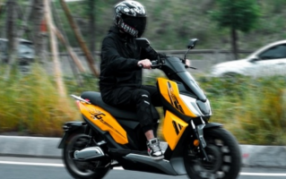 极速过百，配ABS，银钢新能源品牌SEEV推出全新电动踏板摩托！