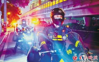 看！长沙特警铁骑来了