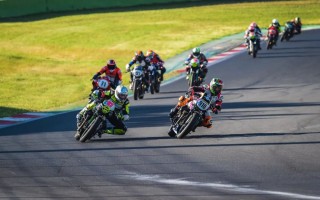 除了浓郁复古风,我们也可以玩转赛道! 除了浓郁复古风,我们也可以玩转赛道!