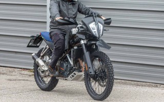 KTM 390「Adventure R」测试中？前21后18寸硬派设定、新车架平台！