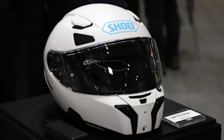 SHOEI的新头盔原型有一个内置的平视显示器