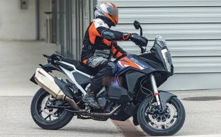 KTM 1290 Super Adventure R新款路试谍照曝光，更公路运动的设定