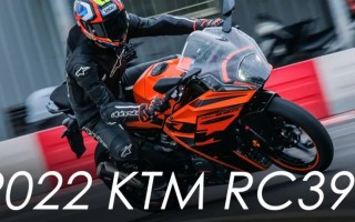 丑怪的剑盾脸，2022款KTM RC390 中国台湾上市，搭载弯道ABS，循迹系统和阻尼前叉并支持车机互联